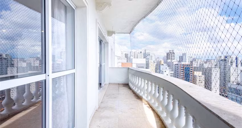 Apartamento andar alto vista livre, prédio estilo neoclássico