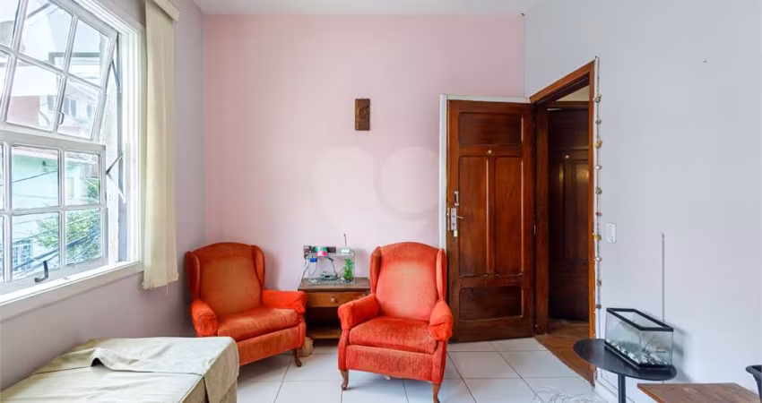 Excelente Casa próxima ao Metrô para morar ou sediar Consultórios, Clínicas e Escritórios.