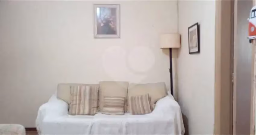 Casa térrea à venda de 78 m² de área útil e 148 m² de área total para demolição.
