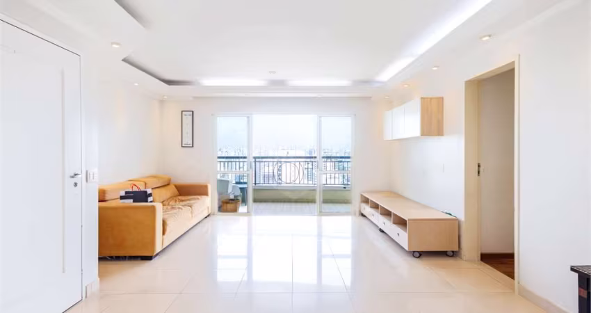 Apartamento em Moema, 3 dormitórios, 1 suíte, sala com varanda e 2 vagas em Condomínio valorizado