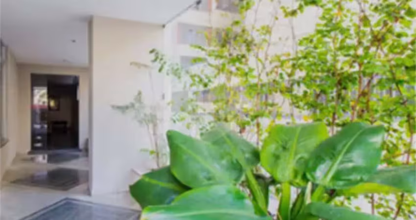 Apartamento de  118 m², a 250 m da Av. Paulista e da Estação Brigadeiro do Metro.
