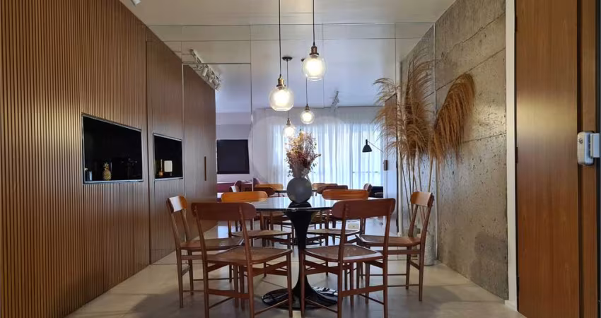 Apartamento a venda em Moema, terraço, sala ampliada, 2 quartos (1 suíte), ar-condicionado e 1 vaga