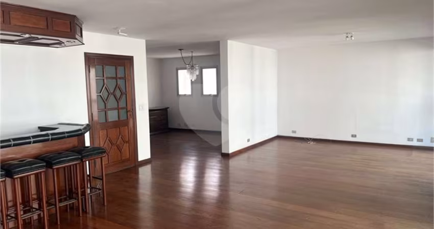 Apartamento com sala ampla, 3 dormitórios, 1 suíte, 3 vagas fixas no Jardim Paulista