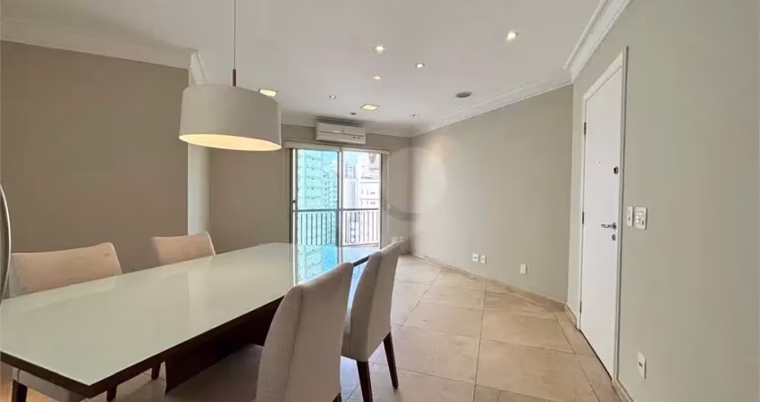 Apartamento em andar alto em Moema Pássaros com 2 dormitórios + home e 2 vagas de garagem - todo reformado.