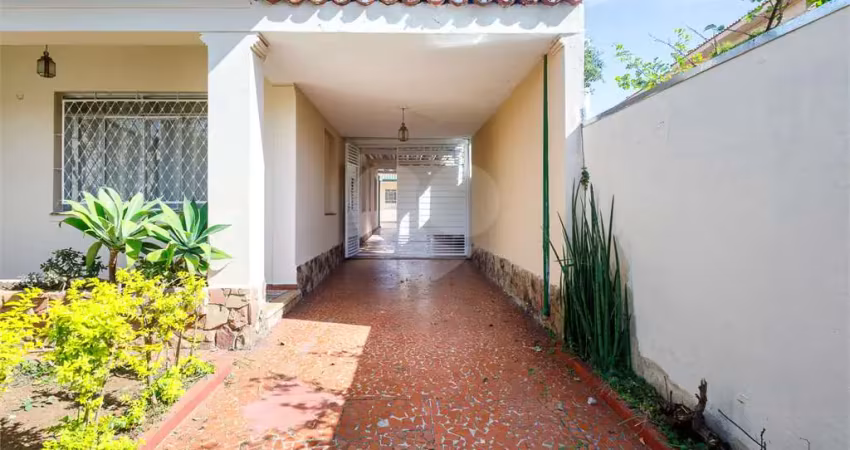 Encante-se com essa casa ainda no estilo interiorano, com terraço na frente e jardim com flores na vila madalena!