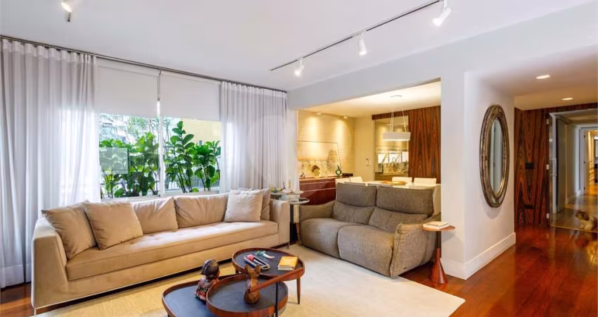 Apartamento com 210m² 3 dormitórios (2 suítes) e 2 vagas em Moema