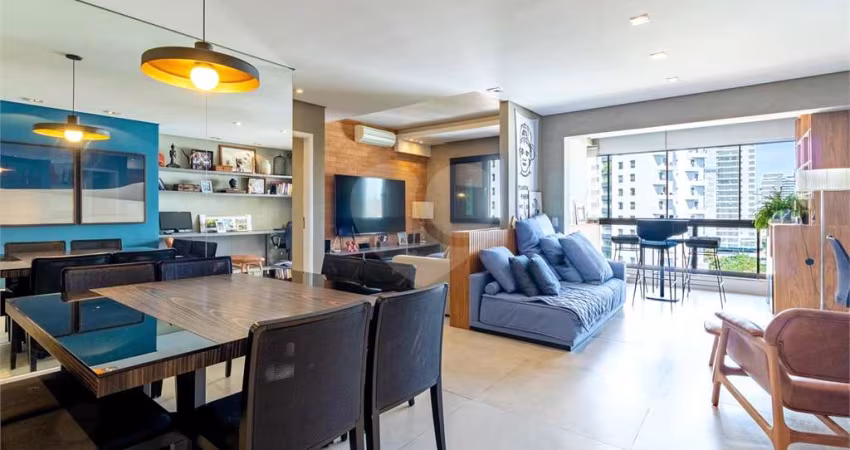 Apartamento reformado na Vila Nova Conceição, com 3 dormitórios e 2 vagas.