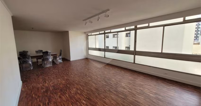 Apartamento reformado para locação com 210 m²