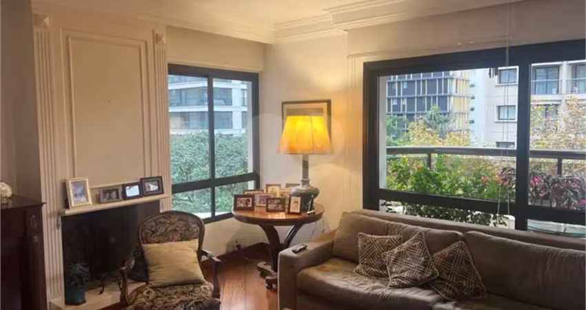 Apartamento de 220m² no itaim bibi com 3 suítes, living para 3 ambientes com varanda, 3 vagas na garagem