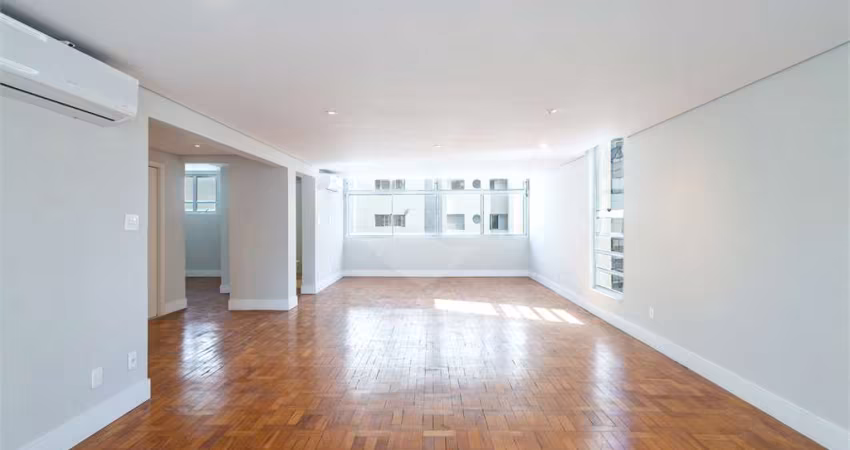 Apartamento a venda Jardim Paulista, 225m2,- 3 suítes e 2 vagas, varanda. Vista Livre