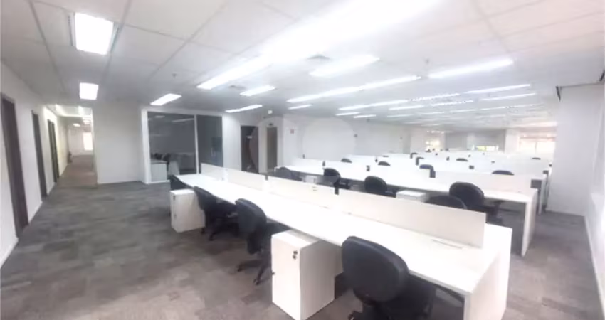 Laje corporativa com 1.093 m²,  em vau livre, mobiliada com 138 posições de trabalho