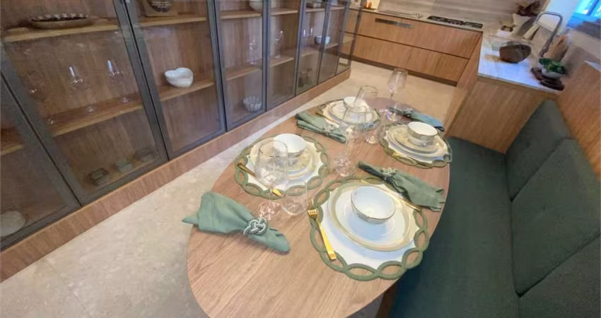 Apartamento a venda em Moema, andar alto, com 215 m2, 3 suítes e 3 vagas