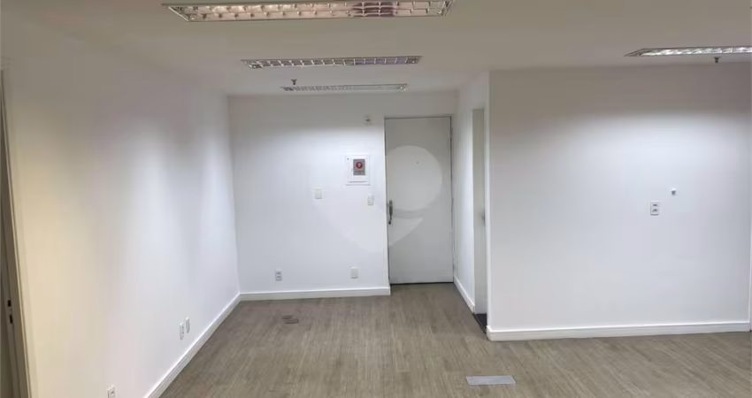 Sala comercial com 124m², 5 banheiros, 1 copa e 3 vagas no melhor de Moema