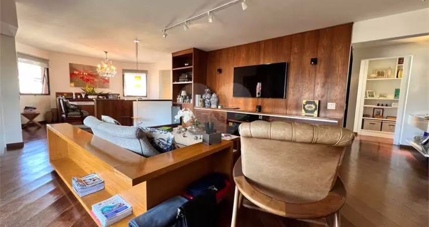 Totalmente reformado / 230m² / 3 suítes / 3 vagas de garagem