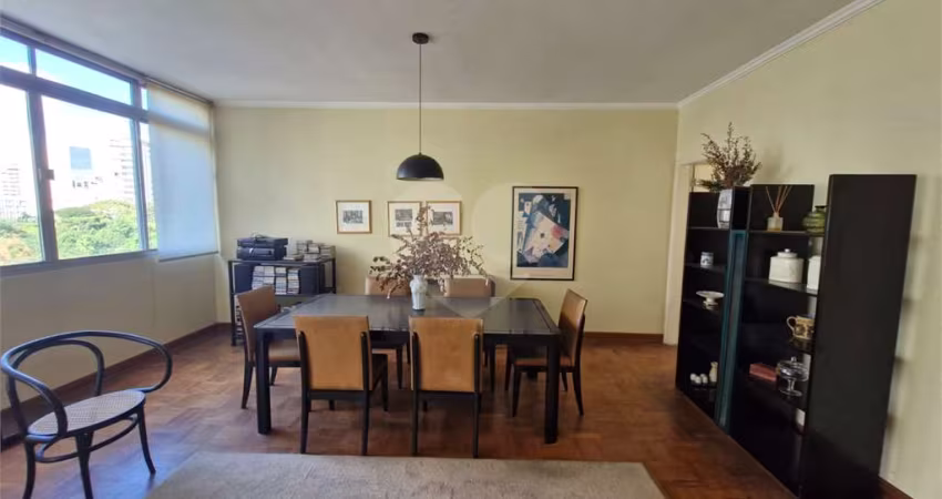 Viva no coração de Higienópolis neste confortável 3 quartos (1 suíte) o lado da Praça Buenos Aires