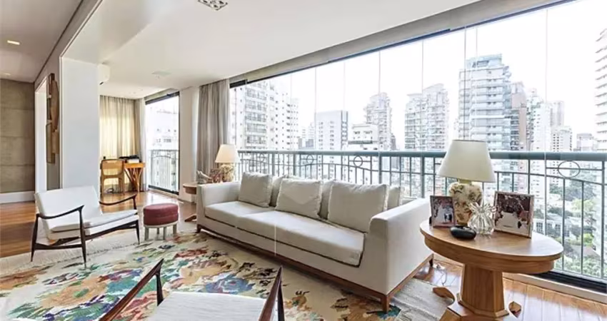 Apartamento com varanda envidraçada e lazer completo próximo ao parque ibirapuera