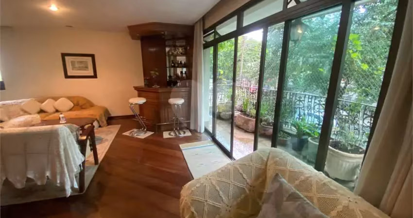 Apartamento com 203 m2, varanda, 4 quartos (2 suítes) e 3 vagas a venda no campo belo