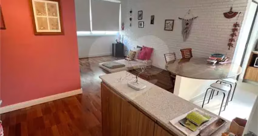 Apartamento reformado, 3 dormitórios 1 suíte, 1 vaga, ótima localização em moema índios, ao lado do metrô e fora da rota!