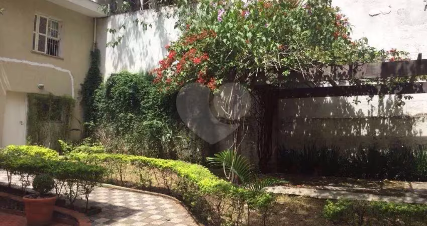Casa de 350m² com 12 salas, rua sempre vagas disponíveis, proximidade com triano-masp