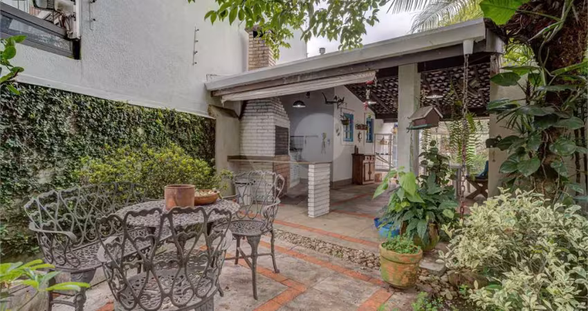 Casa à venda próximo ao parque ibirapuera. 488 m², 4 dormitórios, 2 suítes. 7 vagas.