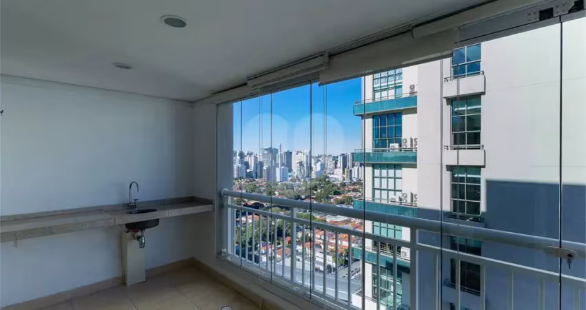 Brooklin, 2 dormitórios, suíte, varanda, andar alto!
