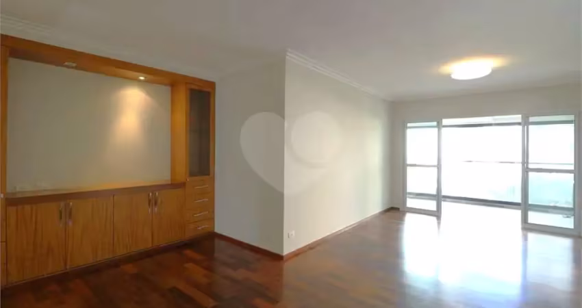 Apartamento com 3 quartos para alugar na Rua Gaivota, --, Moema, São Paulo
