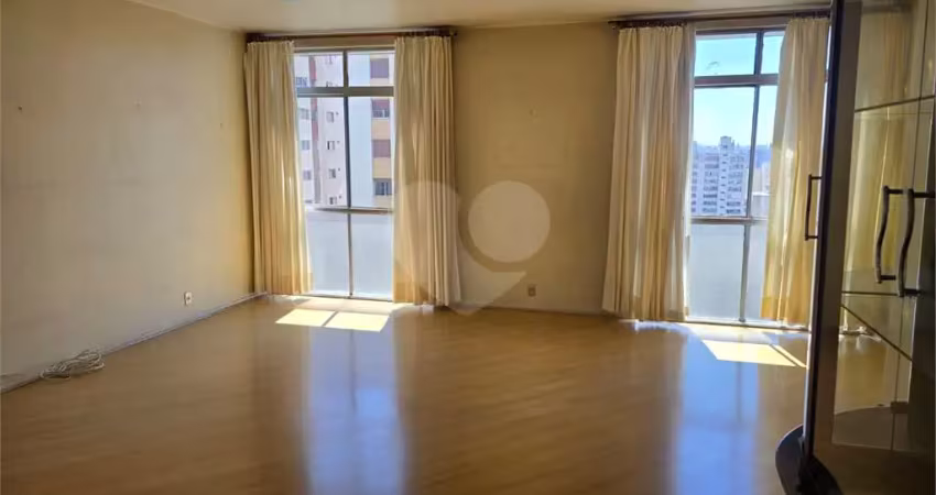 Apartamento amplo em perdizes, localizado numa rua tranquila e próximo do comércio e transporte.