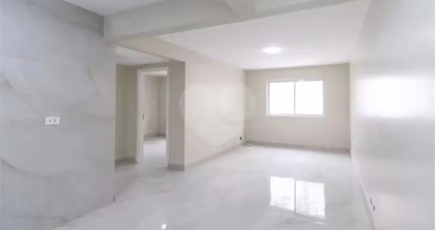 Apartamento com 2 dormitórios todo reformado com excelente localização.
