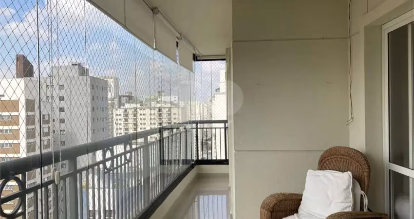 Locação e venda, andar alto, reformado e mobiliado, 98m2 - 3 amplos dormitórios e 2 vagas.