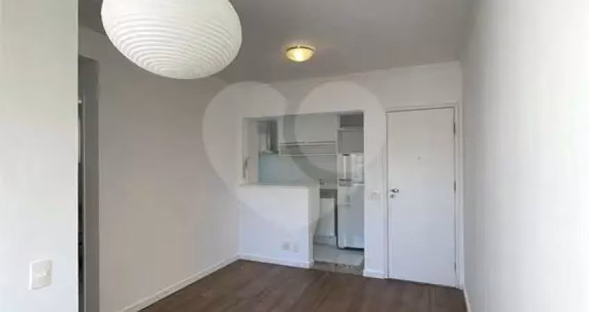 Reformado / 2 quartos / 2 banheiros / andar alto / vista livre / sol da manhã / 1 vaga de garagem