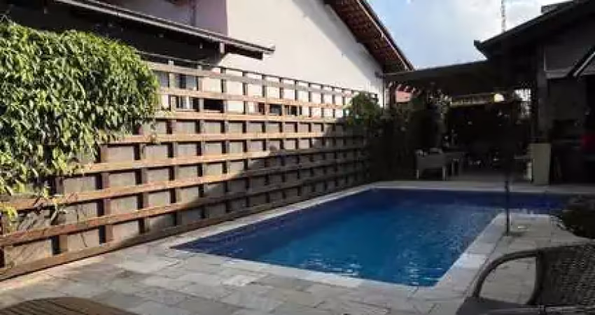 OPORTUNIDADE CASA EM CONDOMINIO FECHADO NO BAIRRO GLORIA COM 02 SUÍTES MAIS 01 QUARTO MAIS 01 ESCRITÓRIO