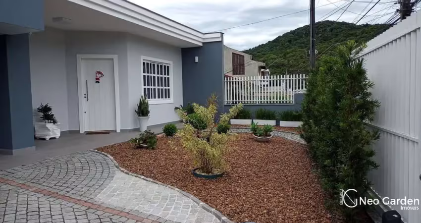 Casa plana e mobiliada no bairro saguaçu por r$990 mil