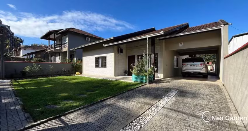 Casa à venda em joinville-sc, bairro glória: 3 quartos, 1 suíte, 2 salas, 3 banheiros, 2 vagas de garagem, terreno amplo -  baixou de r$ 1.290.000,00