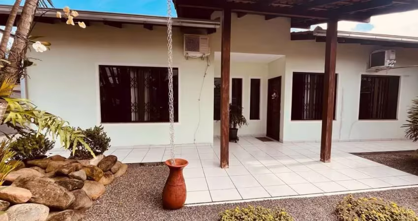 Casa à venda em joinville-sc, costa e silva: 3 quartos, 1 suíte, 2 salas, 3 banheiros, 10 vagas de garagem, 176m²!