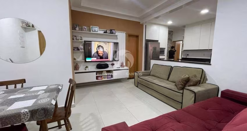 Casa sobreposta baixa à venda, 3 suítes, em Santos/SP.