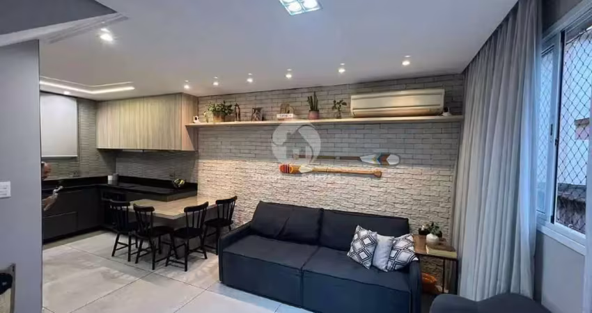 Sobrado com 2 suítes em Vilagio com Piscina. - Bairro Marapé