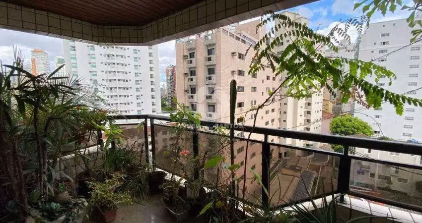 Apartamento com 4 suítes e três vagas demarcadas a três quadras da praia no Boqueirão