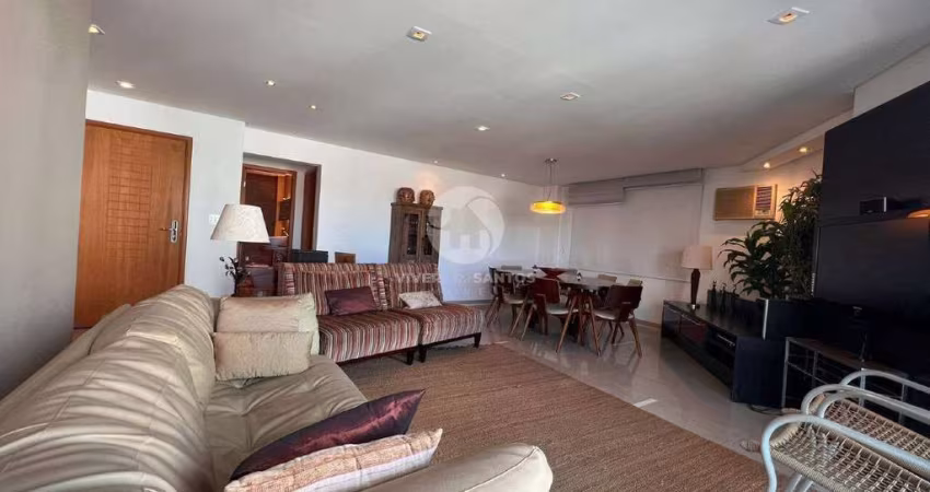 Apartamento com com 4 suítes na quadra da praia na Ponta da Praia