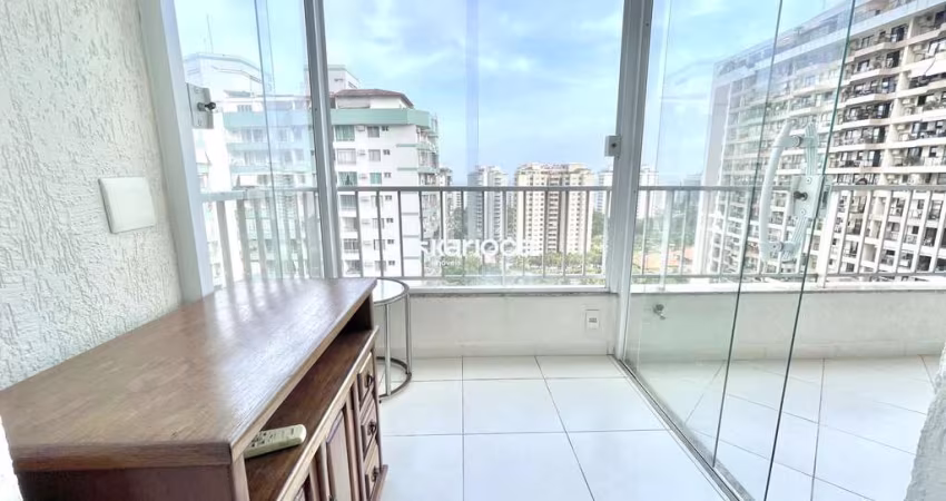 Lindo apartamento de 70m2 com dependência revertida com varanda envidraçada.