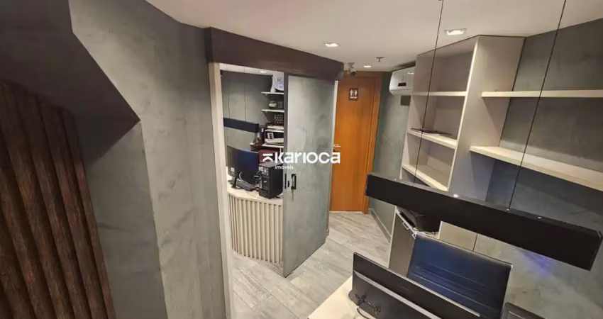 Sala comercial mobiliada de 30m² com banheiro privativo, varanda e vaga - pronta para uso