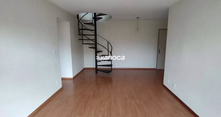 Cobertura duplex, 180 m², três quartos sendo uma suíte, duas vagas e vem localizada.