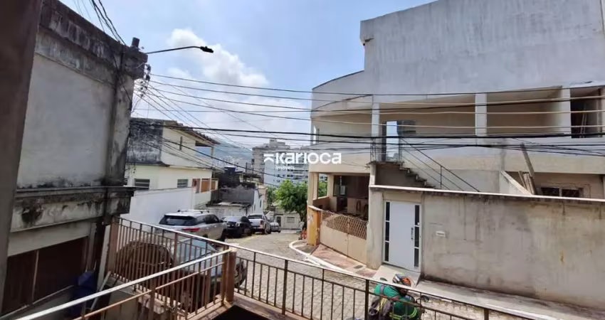 Casa de vila tipo sendo no 1º andar com sala 3 quartos 2 banheiros cozinha e ara de serviços em rua privilegiada da freguesia