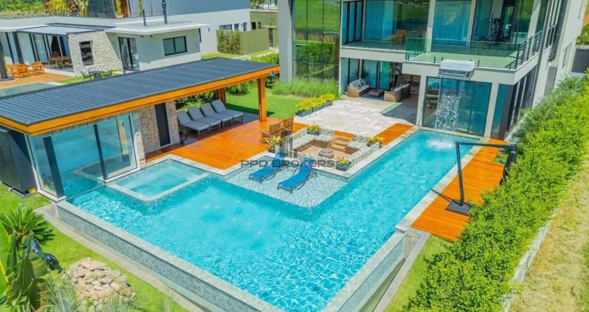 Linda casa de alto padrão no condomínio Fazenda Serra Azul