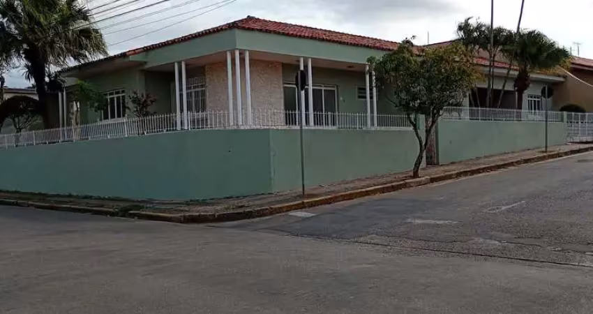 Casa à venda ou para alugar com 3 quartos, sendo 1 suíte,  no centro, angatuba - sp