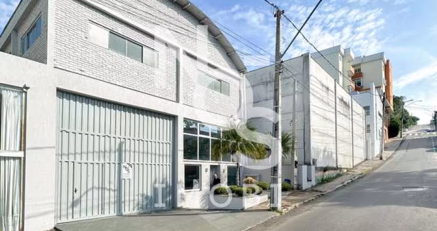 Pavilhão com 486m  e Três Pisos no Bairro Centro em Flores da Cunha