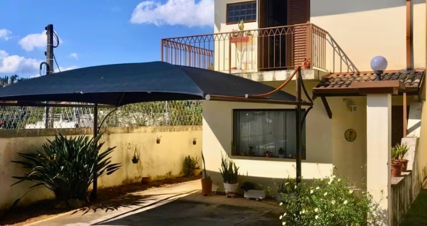 Casa a Venda 3 dormitórios semi mobiliada 233m2 em condomínio fechado Vila Santista Atibaia -SP