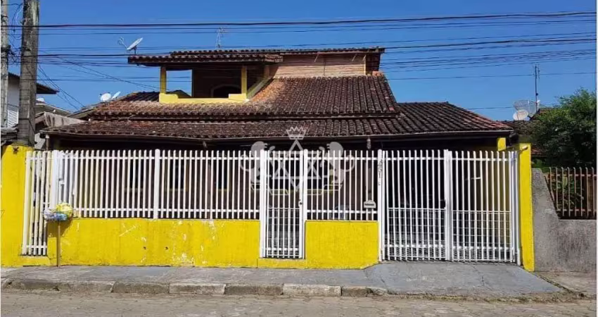 Oportunidade de Sobrado à venda, 03 dormitórios, sendo 01 suíte master, com piscina e sauna, região