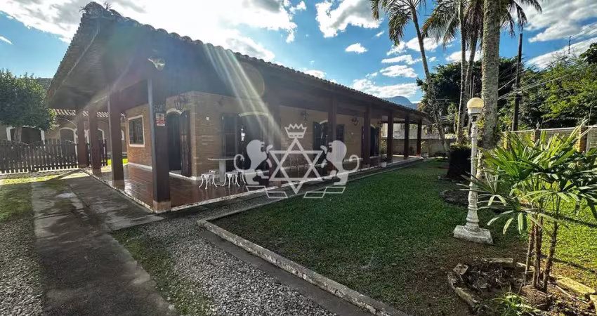 Excelente  casa localização na praia da Maranduba em Ubatuba, imóvel a cerca de 200 metros da praia