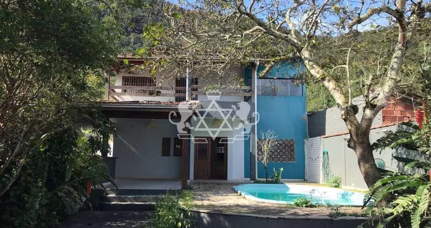 Sobrado à venda, Sumaré, Caraguatatuba, SP, com 3 dormitórios sendo uma suíte com banheira e closet
