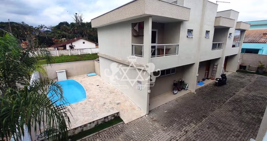 Lindo Sobrado à venda, em condomínio com PISCINA, 02 suítes, 500 metros da praia Massaguaçu, Caragu